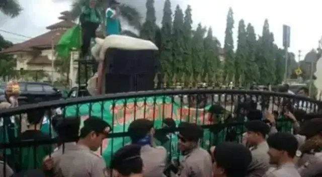 Akibat PHK Secara Sepihak, Para Buruh Dari PT AWN Cilegon Lakukan Aksi Unjuk Rasa Akibat PHK Secara Sepihak, Para Buruh Dari PT AWN Cilegon Lakukan Aksi Unjuk Rasa