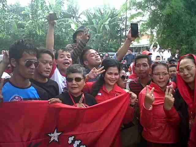 Posraya Indonesia Bagikan Bunga dan Bendera Untuk Kemenangan Arsid-Elvier