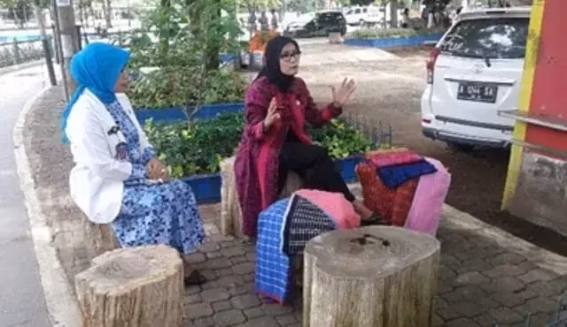 Iti Octavia Cetuskan Kampung Batik Khas Warga Lebak Iti Octavia Cetuskan Kampung Batik Khas Warga Lebak