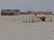 Akibat Cuaca Ekstrim Dua Tug Boat Terdampar di Merak