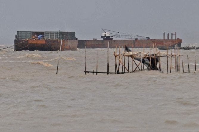 Akibat Cuaca Ekstrim Dua Tug Boat Terdampar di Merak