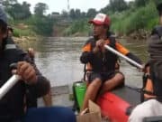 Dua Regu Dari FRPBA Menyusuri Ciliwung Untuk Memetakan Titik Sampah