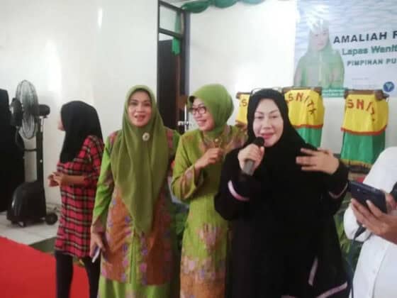 Khofifah dan Ratu Atut Duet Nyanyi Lagu Dangdut ‘Terajana’ di lapas Wanita