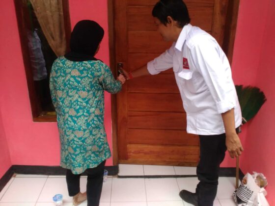 Ketua Posraya Indonesia Menyerahkan Kunci Rumah Bantuan Presiden Jokowi