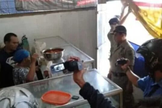 Dirazia Satpol PP, Pedagang Warteg Raih Simpati Donasi Hingga 200 Juta Lebih Dirazia Satpol PP, Pedagang Warteg Raih Simpati Donasi Hingga 200 Juta Lebih
