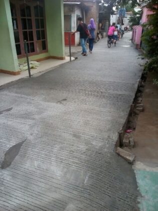 Jalan Dibeton, Warga Kampung Poris Plawad Sambut Gembira dengan Bermain Sepatu Roda dan Sepeda