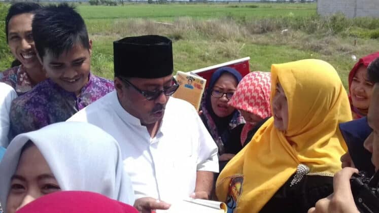 Rano Karno Jalin Keakraban Bersama Komunitas Buku Si Doel
