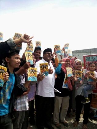 Rano Karno Jalin Keakraban Bersama Komunitas Buku Si Doel