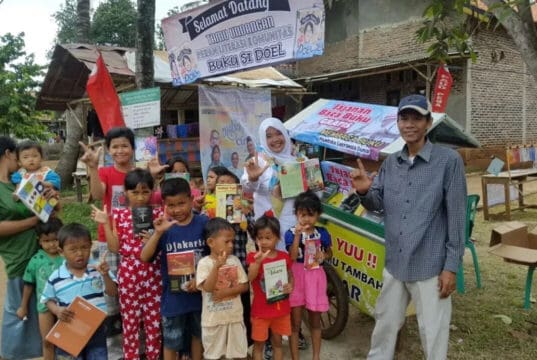 Jajanan Baca Buku Gratis, Gerobak Pintar Pak Bahri untuk Warga Jajanan Baca Buku Gratis, Gerobak Pintar Pak Bahri untuk Warga