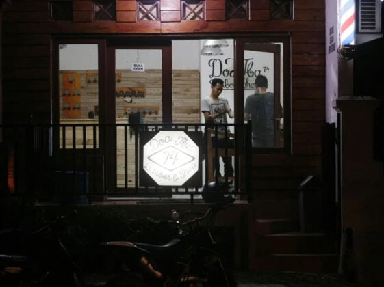 Pangkas Rambut “Doa Ibu” Spesialis Gaya Rockabilly
