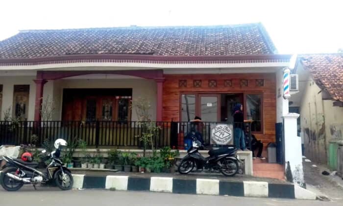 Pangkas Rambut “Doa Ibu” Spesialis Gaya Rockabilly
