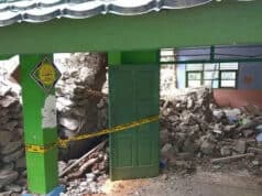 Dinding SMPN 19 Kota Tangerang Selatan Jebol Dihantam Longsor Dinding SMPN 19 Kota Tangerang Selatan Jebol Dihantam Longsor