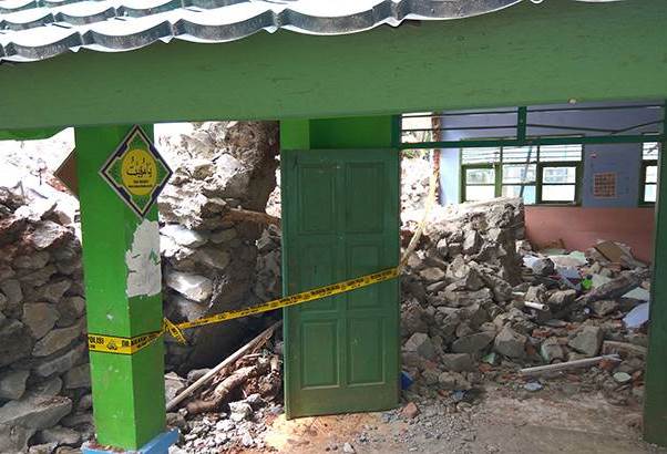 Dinding SMPN 19 Kota Tangerang Selatan Jebol Dihantam Longsor