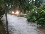 Hujan Deras Sebagian Wilayah Cipondoh Terendam Banjir