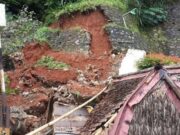 Hujan Deras Akibatkan Tanah Longsor dan Turap Roboh di Tangerang Selatan