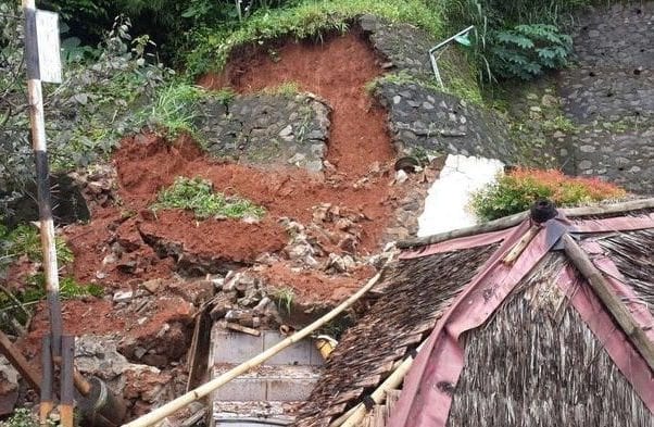 Hujan Deras Akibatkan Tanah Longsor dan Turap Roboh di Tangerang Selatan