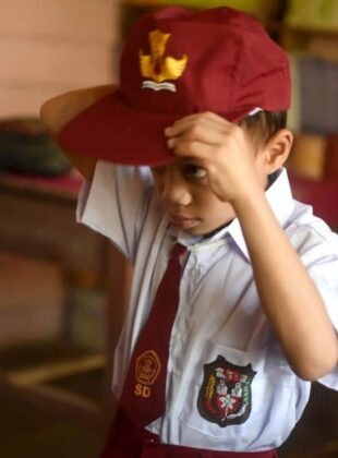 Bantuan Perlengkapan Sekolah dari Presiden Jokowi Sampai ke Anak-Anak Bengkayang
