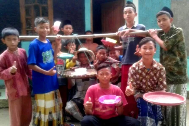 Tradisi Piring Kosong, Gaya Ngabuburit Warga Lebaksawo, Cinangka, Kabupaten Serang