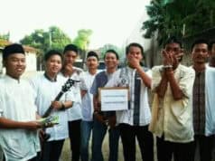 Komunitas Musik Cadas “Sampah Anyer Family” Ngamen Keliling Kampung Demi Santuni Anak Yatim Komunitas Musik Cadas “Sampah Anyer Family” Ngamen Keliling Kampung Demi Santuni Anak Yatim