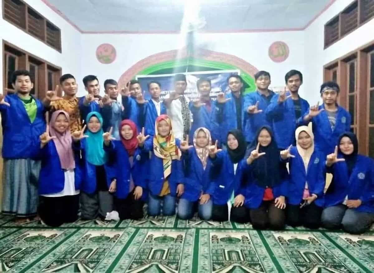Suasana Haru Perpisahan Anak-anak Binaan Bhakti Karya Mahasiswa STKIP Setia Budhi Rangkasbitung
