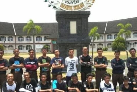 Tim Pramuka Daarul Ishlah Beraksi di Antara Pelangi