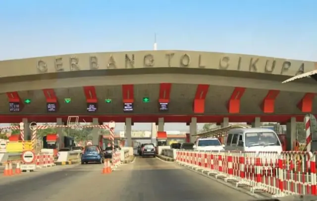 Masuk Jalan Tol-Merak Mulai Terapkan Transaksi Non Tunai Masuk Jalan Tol-Merak Mulai Terapkan Transaksi Non Tunai