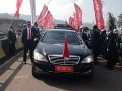 Presiden Jokowi Jalan Kaki Tembus Kerumunan Warga Banten Presiden Jokowi Jalan Kaki Tembus Kerumunan Warga Banten