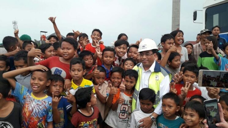 Ekspresi Bahagia Menteri Perhubungan dengan Anak-anak Kecil di Tanah Tinggi Tangerang