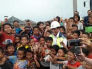 Ekspresi Bahagia Menteri Perhubungan dengan Anak-anak Kecil di Tanah Tinggi Tangerang