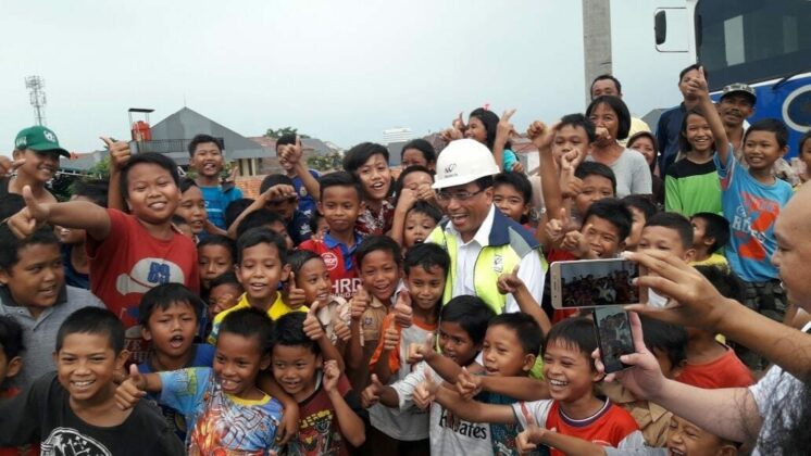 Ekspresi Bahagia Menteri Perhubungan dengan Anak-anak Kecil di Tanah Tinggi Tangerang