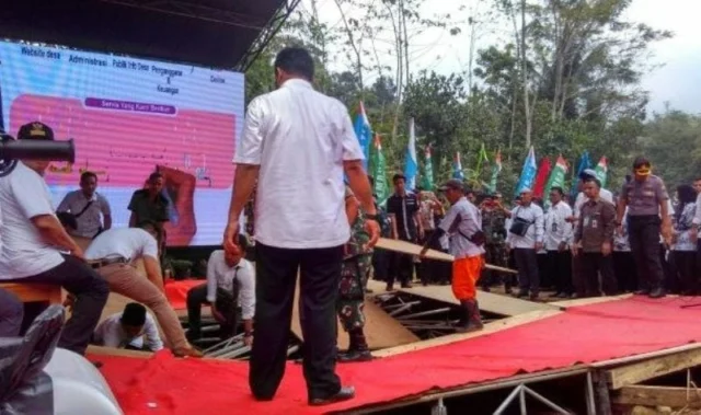 Panggung Utama untuk Presiden Jokowi Ambruk di Desa Muruy Pandeglang