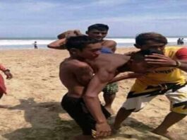Dua Wisatawan Asal Bekasi Nyaris Tewas Terseret Ombak di Pantai Muara Genteng Lebak