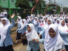 Sambut Kedatangan Jokowi, Pelajar Lebak Antusias Dibagi Buku dan Kain Batik