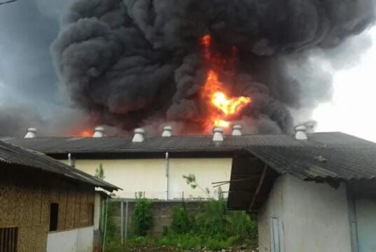 Cuaca Hujan, Pabrik Tiner di Jatiuwung Hangus Terbakar Cuaca Hujan, Pabrik Tiner di Jatiuwung Hangus Terbakar