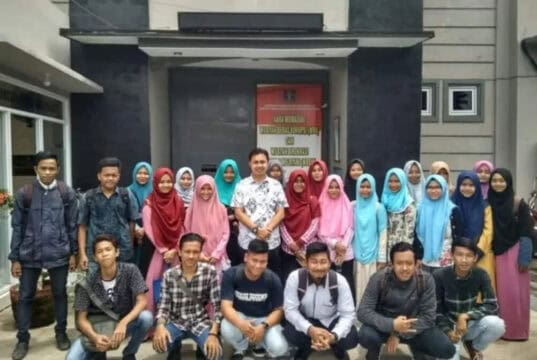 Mahasiswa Kampus La Tansa Mashiro Diajarkan Bahasa Inggris Oleh Kepala Rutan Rangkasbitung