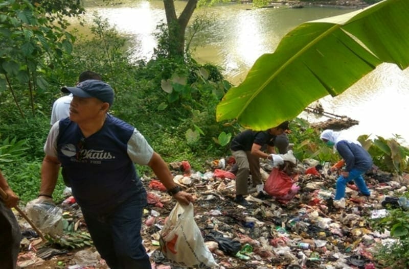 Bupati Lebak Ngamuk Lihat Tumpukan Sampah di Pinggir Sungai Ciujung