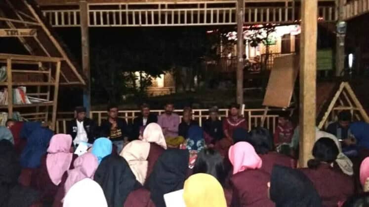 Mahasiswa Untirta Berburu Cerita Rakyat di Desa Adat Cibadak