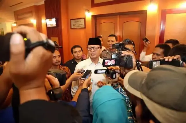 Pemprov Banten Tetapkan UMP 2018 Naik Jadi Rp2,099 Juta Pemprov Banten Tetapkan UMP 2018 Naik Jadi Rp2,099 Juta