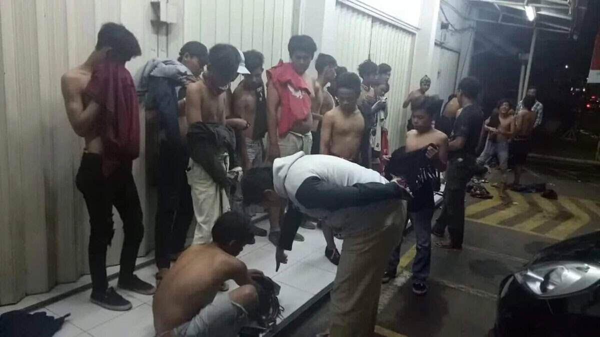 Pelajar Tangsel Diringkus Polisi Tawuran Bawa Golok Babi, Pedang, Celurit dan Kelewang 
