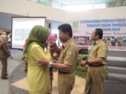 Hari Ibu, Wali Kota Tangerang dan Sachrudin Kompak Beri Bunga ke Istri