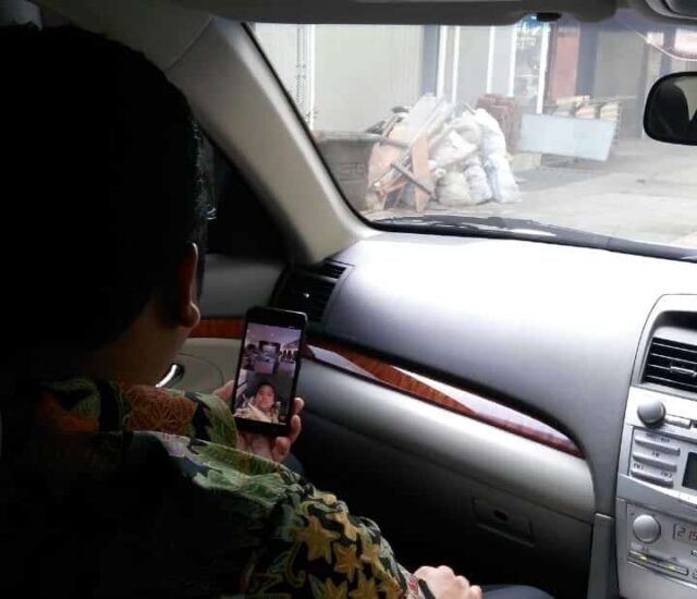 Di dalam Mobil, Wali Kota Tangerang Pimpin Briefing Pagi dengan Skype