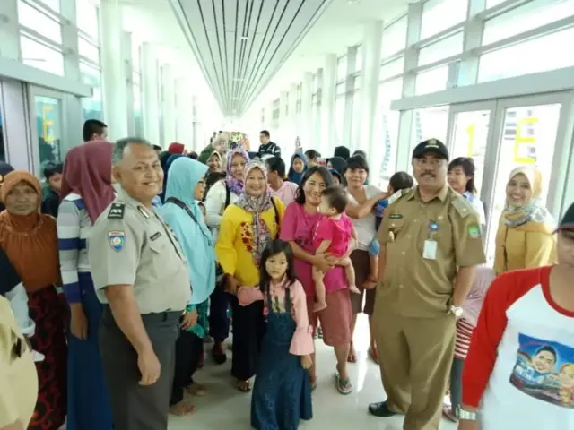 Masih Proses Uji Coba, Warga Tanah Tinggi Suka Cita Naik Kereta Arah Bandara Soetta Masih Proses Uji Coba, Warga Tanah Tinggi Suka Cita Naik Kereta Arah Bandara Soetta