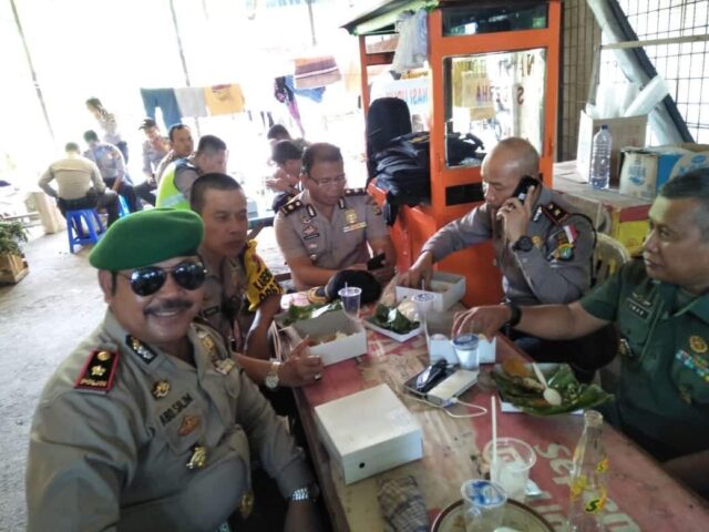 KeKapolsek Karawaci dan Danramil 01/Tangerang Suguhkan Simbol Keakraban antara Polisi dan TNI