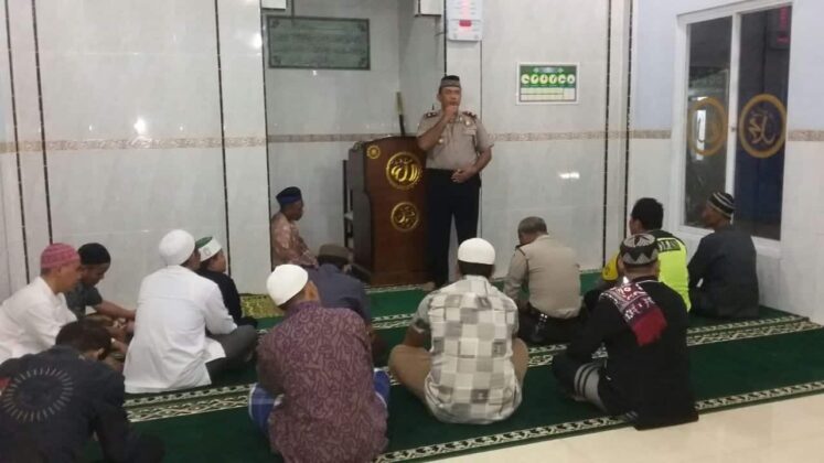 Program Polisi Cinta Masjid Disambut Kapolsek Neglasari dengan Shalat Berjamaah