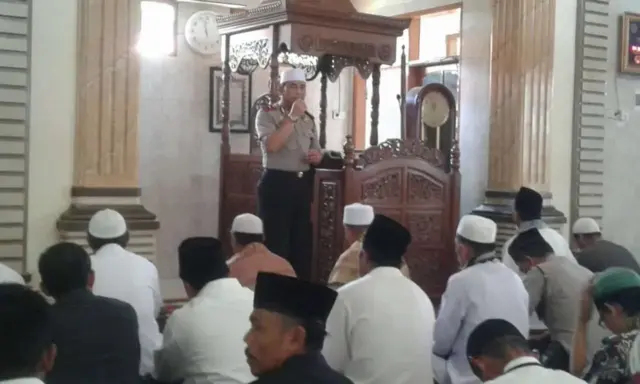 Kapolsek Batuceper Hidupkan Mimbar Kamtibmas Sebelum Shalat Jumat Kapolsek Batuceper Hidupkan Mimbar Kamtibmas Sebelum Shalat Jumat