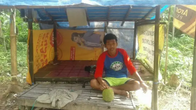 Menunggu Durian Jatuh Ala Dodi Supriadi Menunggu Durian Jatuh Ala Dodi Supriadi