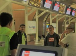 Bos Bandara Soetta Pakai Jaket Bomber Saat Pemindahan Air Asia Dilakukan Dini Hari