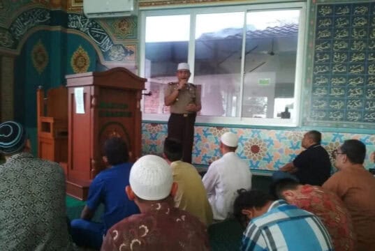 Melalui Mimbar Shalat Jumat Kapolsek Batuceper Ajak Masyarakat Mencintai Polisi Seperti Keluarga Melalui Mimbar Shalat Jumat Kapolsek Batuceper Ajak Masyarakat Mencintai Polisi Seperti Keluarga