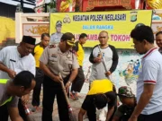 Kapolsek Neglasari Ajak Anggota Polisi Kerja Bakti Bersihkan Vihara