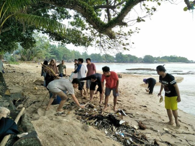 Gerakan Peduli Lingkungan di Pesisir Pantai Sambolo